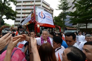 ST09092015-1525517410 /Desmond Foo/ ge13: Victory parade for PM Lee Hsien Loong and his Ang Mo Kio GRC around the constituency. Teck Ghee branch at block 322 AMK Ave 3